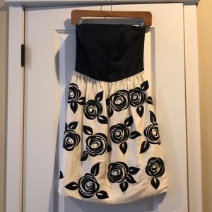 Gorgeous WHITE HOUSE BLACK MARKET Dress